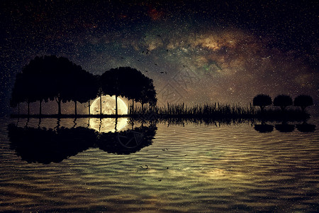 满月之夜,星空背景上以吉他的形状排列的树木音乐岛与吉他反射水中背景图片