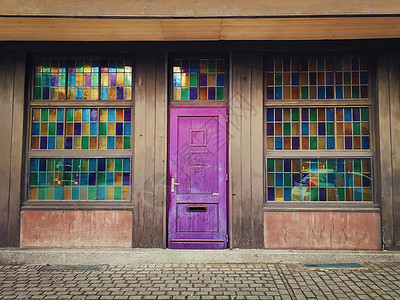 神奇的紫色木门美丽的房屋立,彩色窗户,璃人行道院子老式的家庭建筑图片