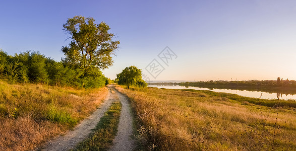 恩格贝风景优美的乡村景观与乡村土路穿过片草地,晴朗的蓝天下,干草干草秋景观附近的德里亚湖,恩格尼,摩尔多瓦背景