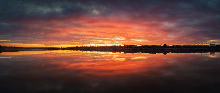 大胆的日落全景德里亚湖,摩尔多瓦多云的黄昏天空红色的阳光反射水上戏剧的黄昏水景背景图片