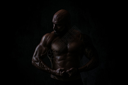 强壮的健美运动员非常黑暗的戏剧颜色手上纹身强壮的男人图片
