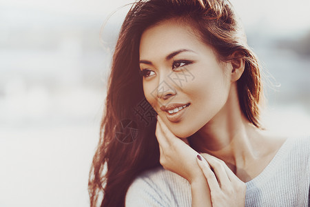 轻的亚洲女户外肖像,柔温暖的颜色轻的亚洲女人图片