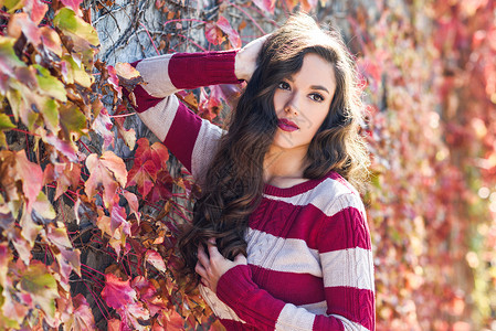 秋天的女人肖像美丽时尚模特女孩与秋季化妆发型秋天图片
