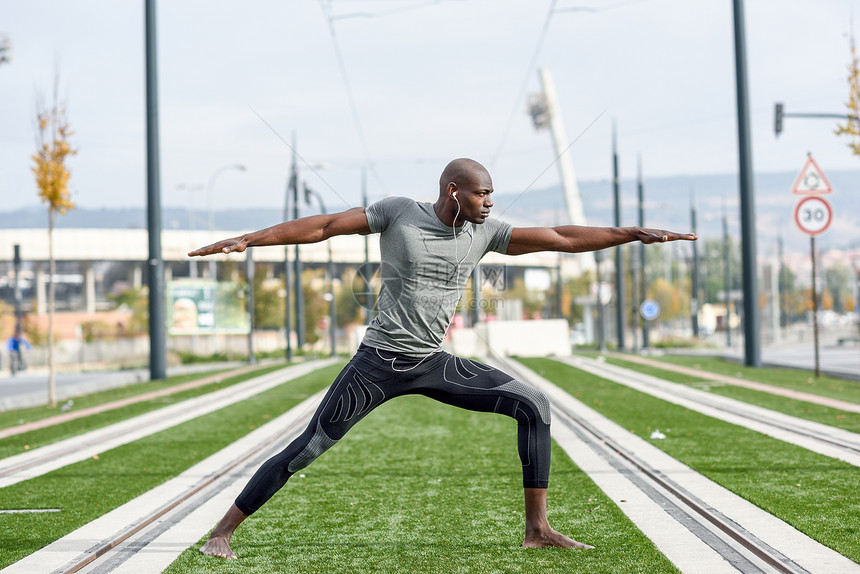 黑人城市背景下练瑜伽非洲男户外锻炼图片