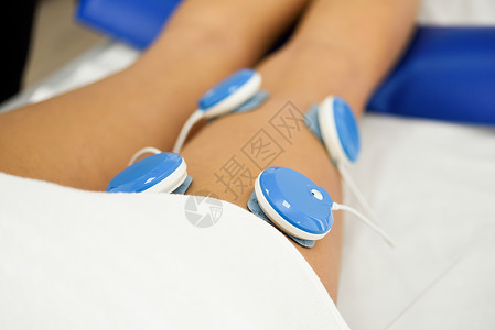 电刺激物理治疗中的应用理疗中心腿部的医疗检查治疗专家高清图片素材