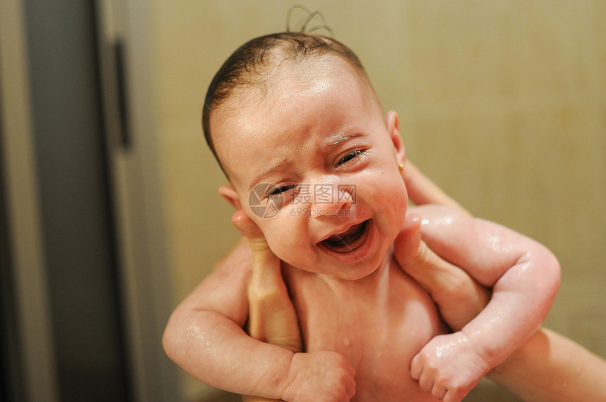 两个月大的女婴洗澡哭了图片