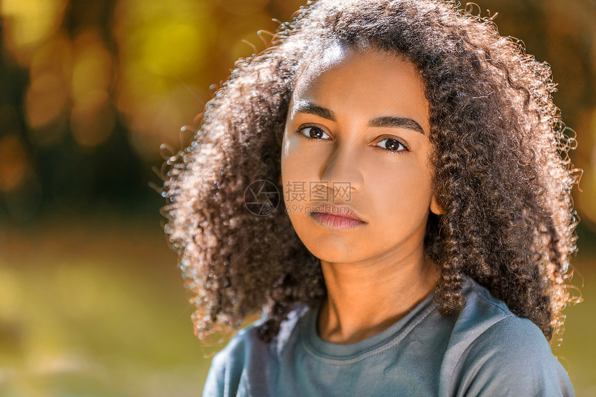 美丽的混血非裔美国女孩十几岁的女轻女子外的秋天秋天看来悲伤沮丧体贴图片