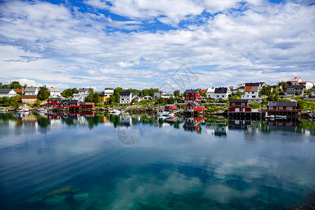 乔诺英洛芬挪威诺德兰县的个群岛以独特的风景而闻名,戏剧的山脉山峰,开阔的大海庇护的海湾,海滩未触及的土地背景