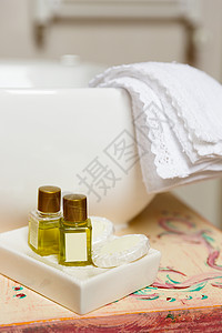 浴室桌子上的洗发水肥皂图片