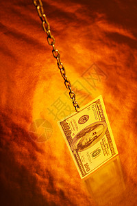 营救额为100美元的钞票挂黄金背景上的链子上货币想象设计图片