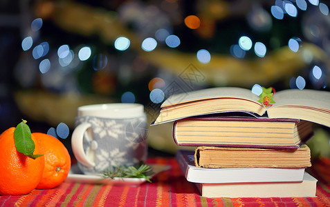 作文班打开书,杯热饮料橙色水果与假期背景背景