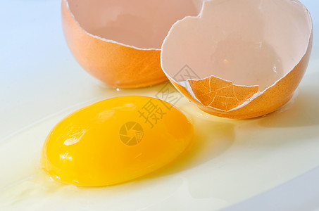 打破的鸡蛋白桌上分离的破碎的新鲜鸡蛋背景