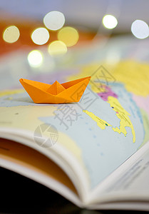 世界集书上的纸船图片