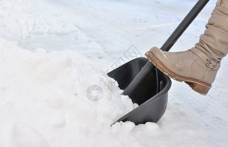 冬天街上铲雪的女人图片