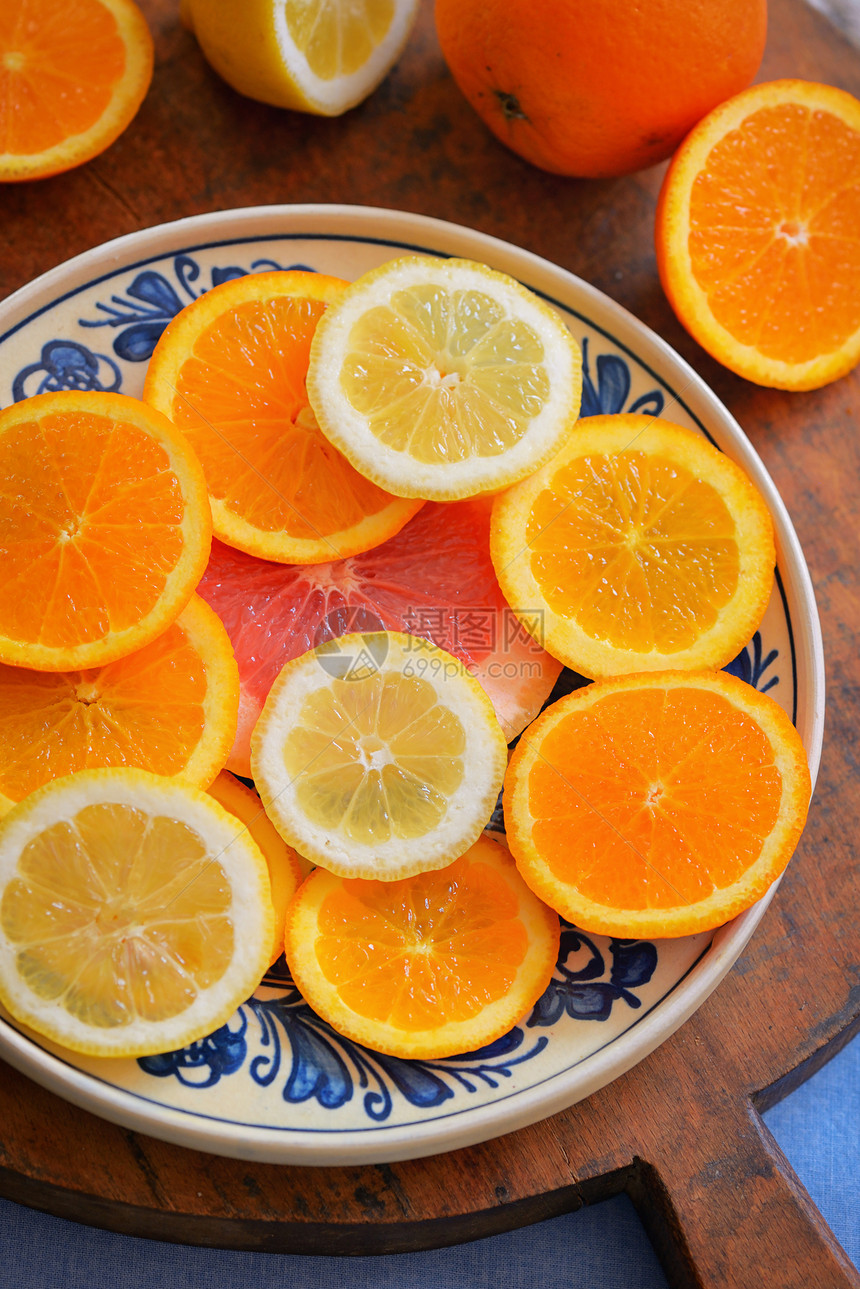 老式盘子上的新鲜柑橘水果新鲜柑橘类水果图片