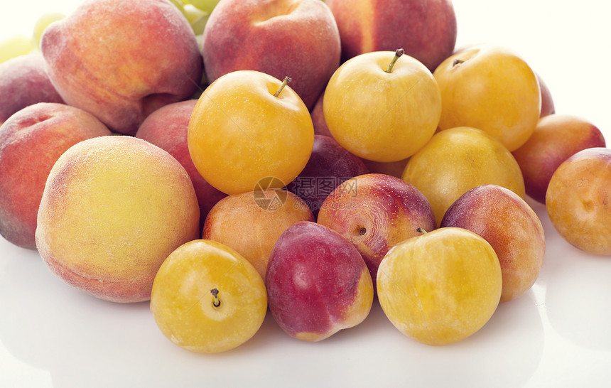 堆五颜六色的夏天水果李子桃子夏天的水果李子桃子图片
