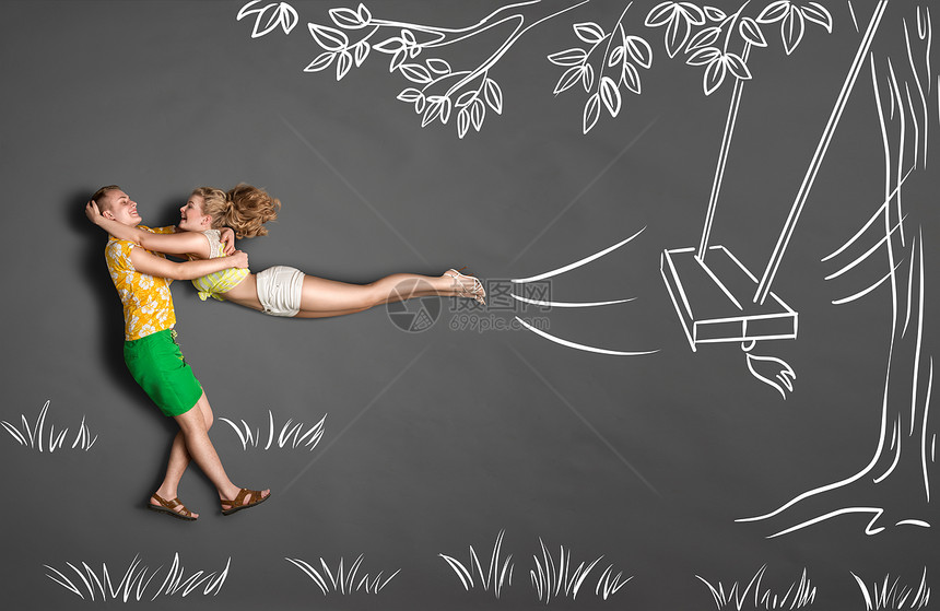快乐情人节爱情故事的浪漫夫妇粉笔画背景男人抓住他的女朋友树上跳来图片