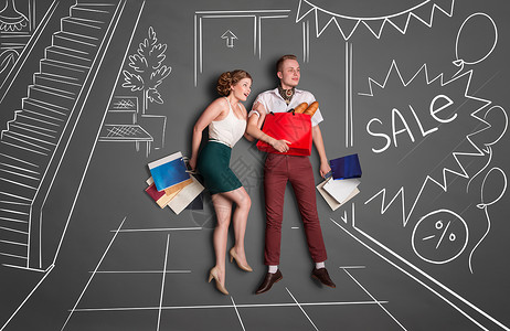 爱情故事的,浪漫的夫妇购物的粉笔图纸背景轻的幸福夫妇销售期间购物袋站图片