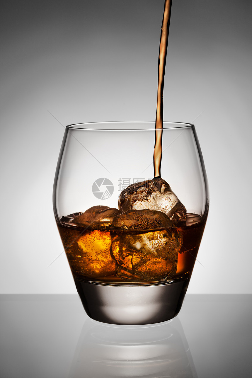 威士忌倒璃冰上图片