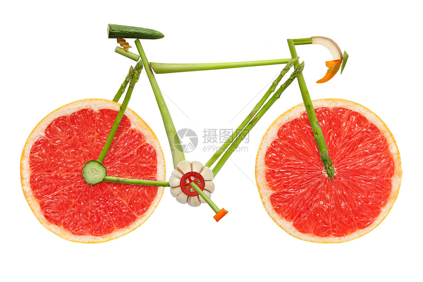 白色背景上由水果蔬菜制成的道路自行车图片