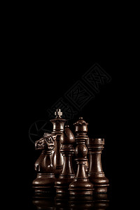 战略领导理念黑色木制国际象棋人物站,个家庭,准备黑暗的背景下进行游戏背景图片