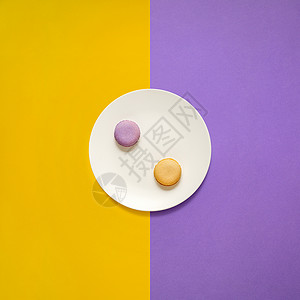厨房用具的创意照片,黄色紫色背景上画食物的盘子图片
