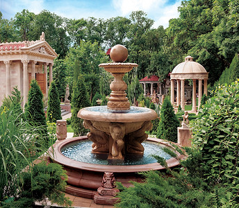 风景优美的装饰喷泉结构旧公园,卡巴丁卡,杰伦兹克,克拉斯诺达尔克拉伊,俄罗斯图片
