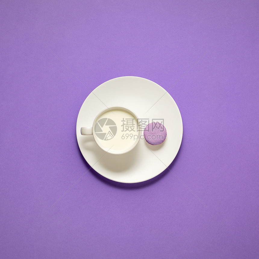 厨房用具的创意照片,紫色背景上画食物的盘子图片