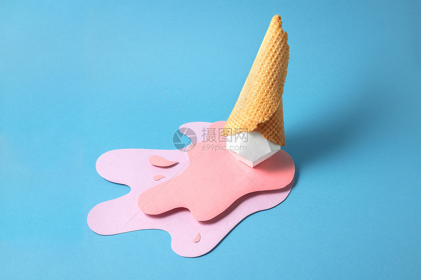 创意照片冰淇淋锥飞溅的纸张蓝色背景图片