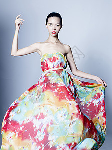 时尚工作室肖像美丽的女人蔚蓝流动的衣服五颜六色的背景亚洲美女图片