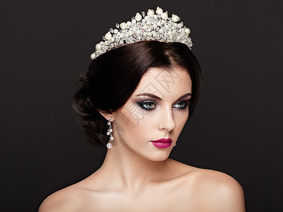 皇冠头饰头戴皇冠的美丽女人的时尚肖像优雅的发型完美的化妆珠宝红嘴唇背景