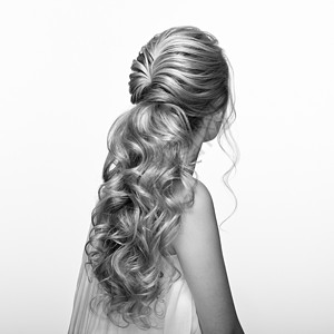 头又长又亮的卷发的金发女孩漂亮的模特,留着卷曲的发型护理美容美发产品头发的护理美丽图片