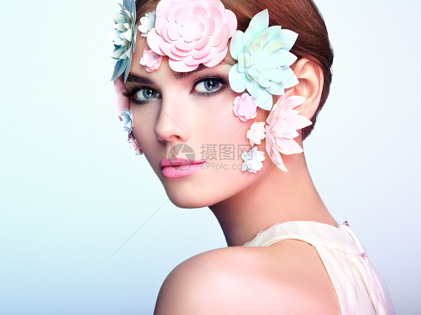 用花装饰的美丽女人的脸完美的妆容美丽时尚模特女人完美的皮肤纸花图片