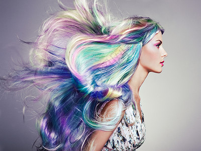 发型塑造彩虹色染发的化妆女孩背景