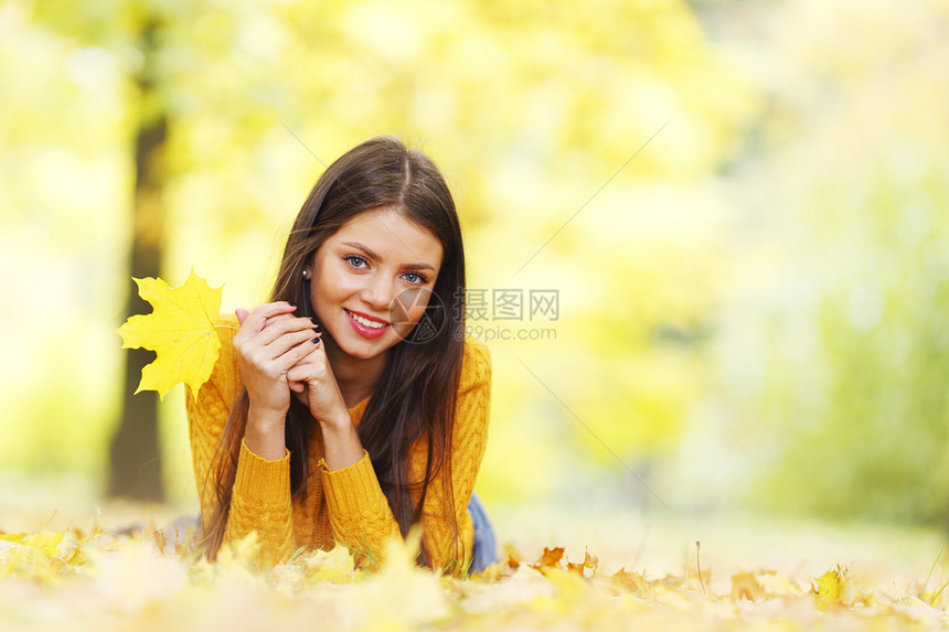 秋天公园的女人图片