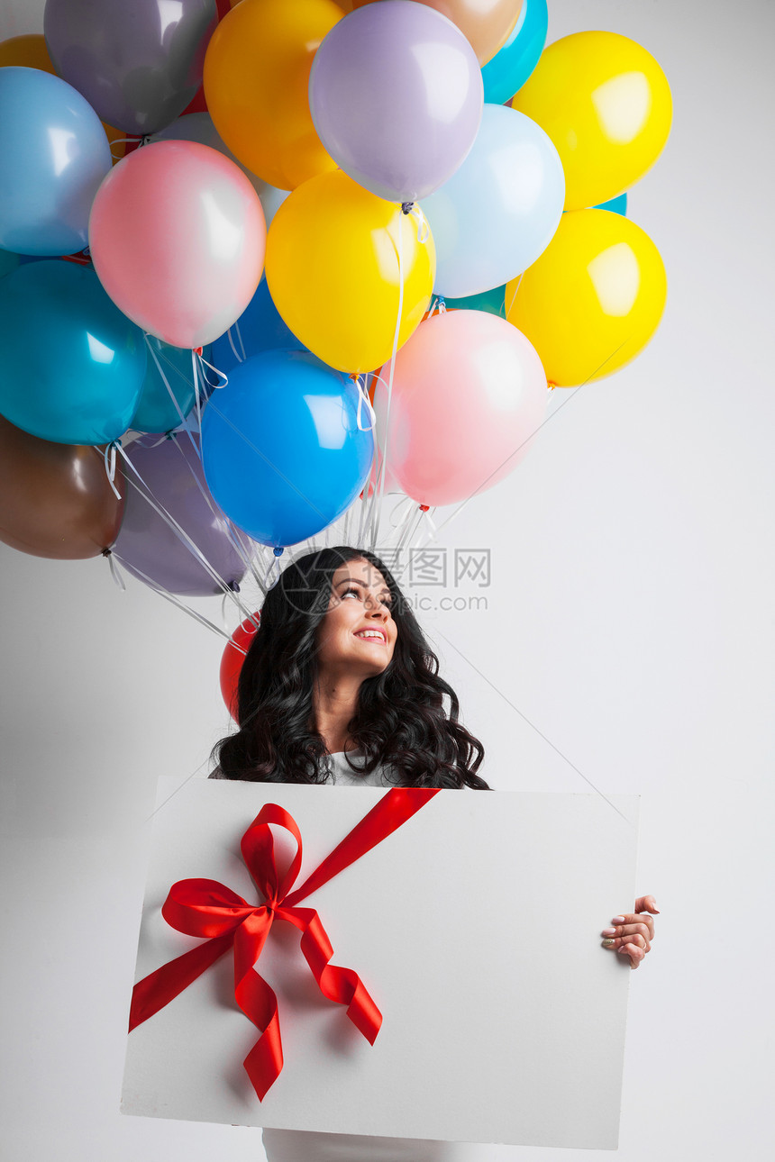 气球礼物的女人带着气球大礼盒的轻微笑的女人图片