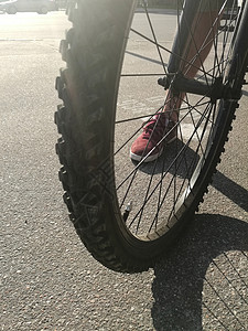 自行车车轮男脚运动鞋特写自行车公脚的轮子图片