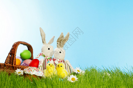 复活节篮子里鸡蛋兔子,绿色的草地上花草地上的复活节篮子图片