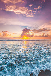 辐射的海滩日落印度尼西亚巴厘岛五彩缤纷的海滩日落图片