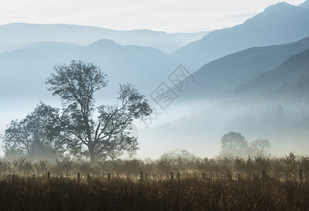 71426634美丽的雾蒙蒙的秋日日出乡村周围的皱巴巴的水英格兰湖区图片