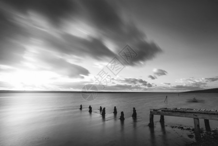 美丽的黑白日落景观图像舰队泻湖多塞特英国背景图片