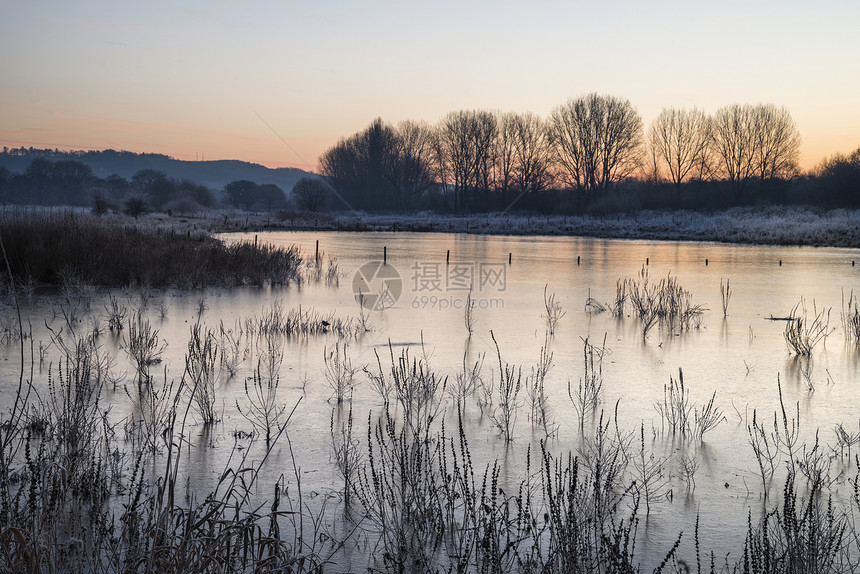 美丽的英国乡村湖泊形象与霜冻冰湖冬季日出图片