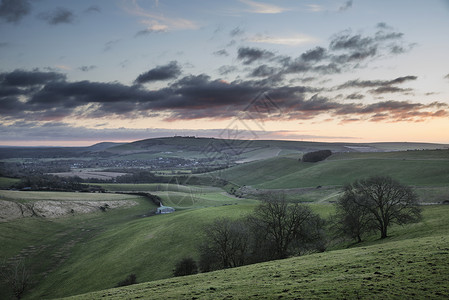 美丽平静的日出景观形象英国乡村景观与可爱的光线击中山丘图片