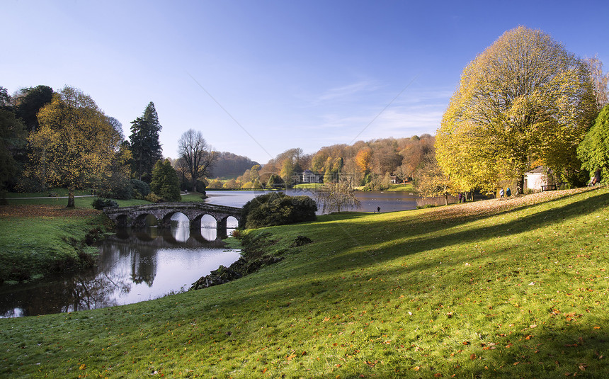 英格兰,格洛斯特郡,斯托黑德秋天斯托尔海德花园的主湖上架桥秋天美丽的风景园林中架桥图片