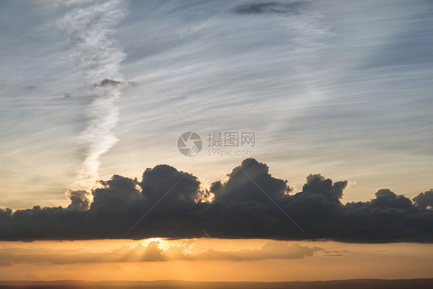 美丽的夏季日落乡村的田野景观与干草捆图片