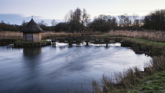 秋色中流动的河流鳟鱼小屋的美丽景观形象图片