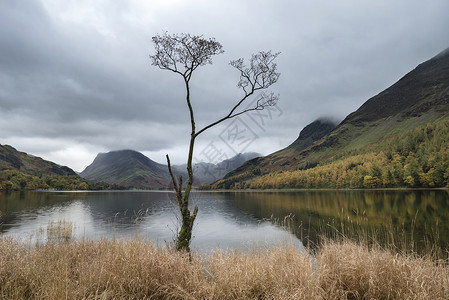 英格兰湖区巴特米尔湖美丽的秋季景观形象高清图片