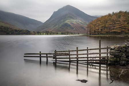 英格兰湖区巴特米尔湖美丽的秋季景观形象高清图片