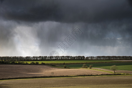 美丽的暴风雨穆迪多云的天空英国乡村土地上美丽的暴风雨戏剧的云英国乡村景观上黄昏高清图片素材