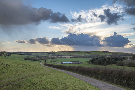 美丽的暴风雨穆迪多云的天空英国乡村土地上美丽的暴风雨戏剧的云英国乡村景观上下雨高清图片素材
